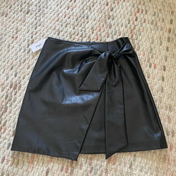 vegan leather miniskirt aritzia - Picture 1 of 6